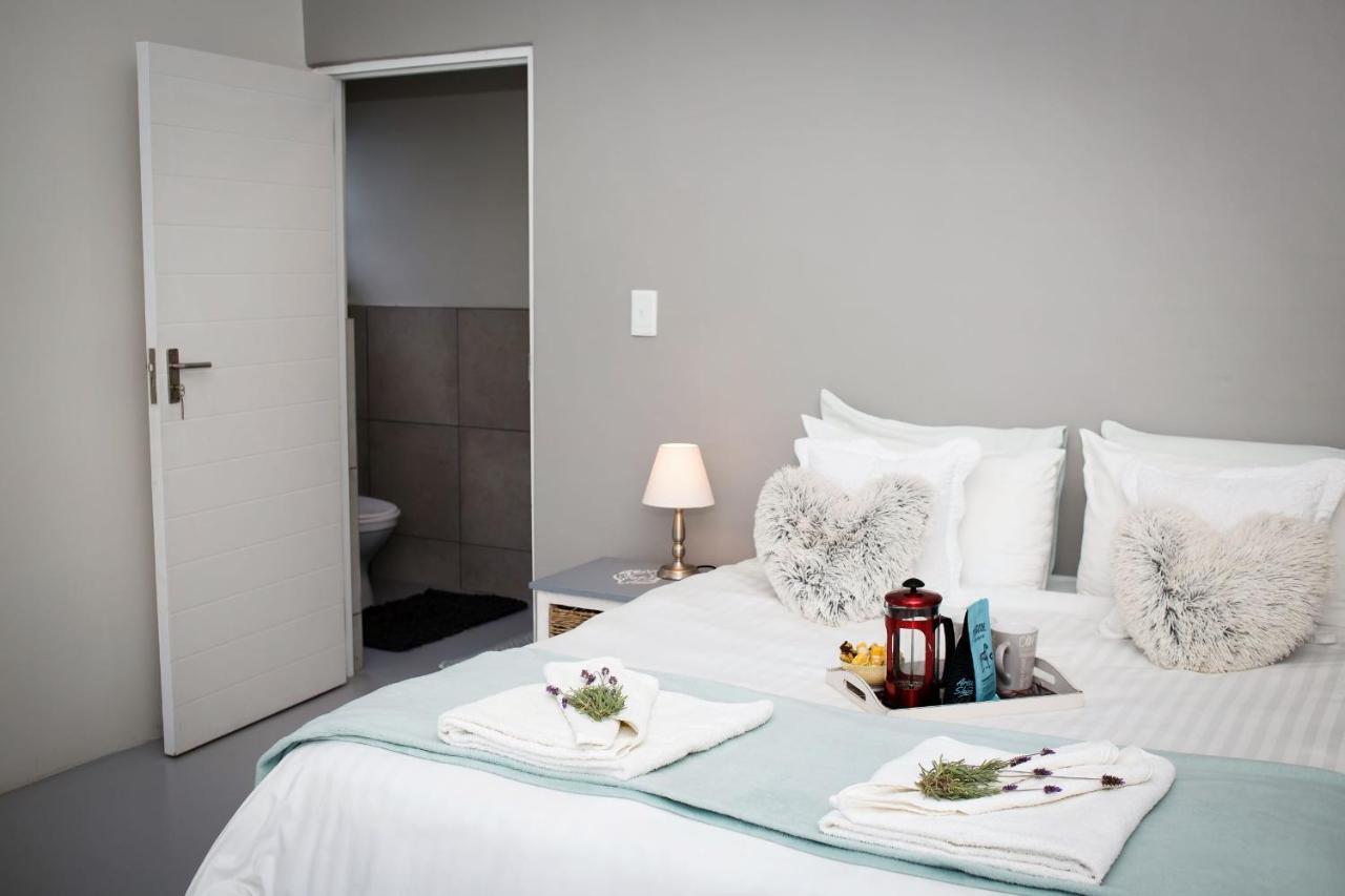 Three Feathers Cottages 랑게바안 외부 사진