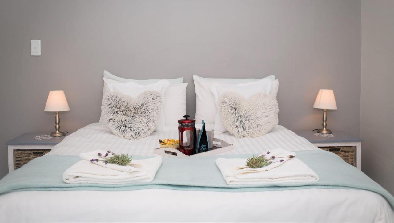 Three Feathers Cottages 랑게바안 외부 사진